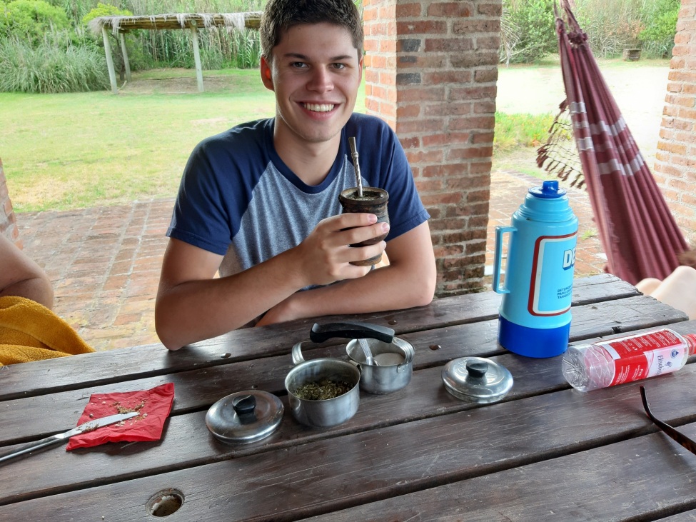 Paulo Glowacki trinkt Mate Tee