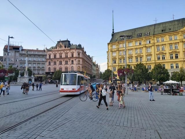 Blick auf einen großen Platz in Brno.