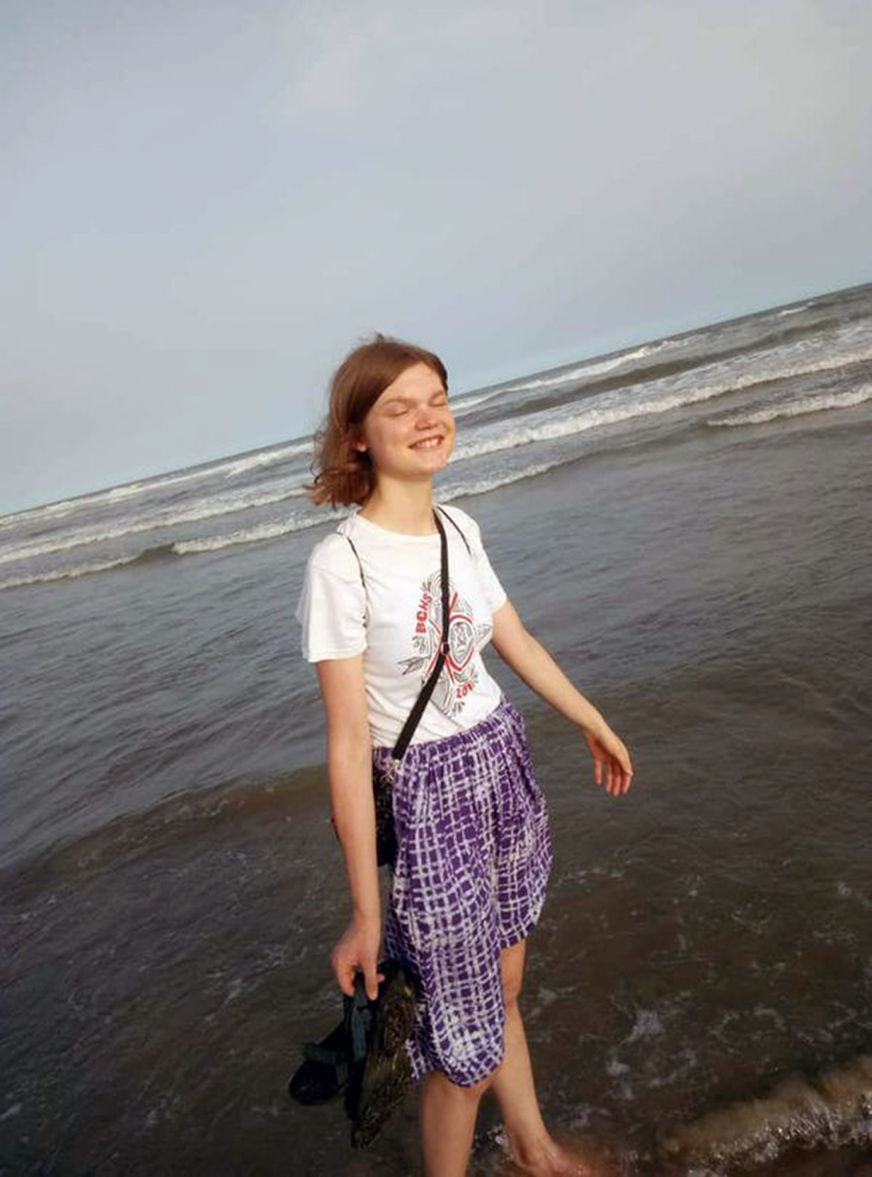 Anna steht am Meer