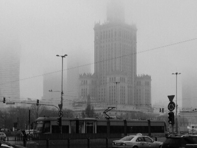 Blick auf die im Nebel fast verborgene Stadt und Hochhäuser