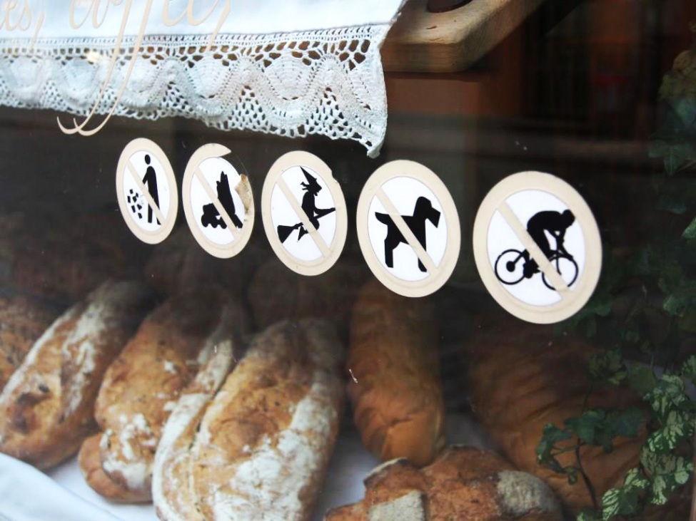 Blick in das Schaufenster einer Bäckerei in Vilnius