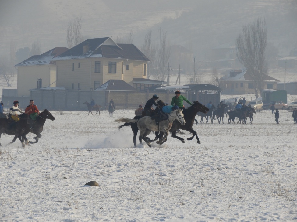 Das Bild zeig das traditionell kirgisische Spiel Kök Börö
