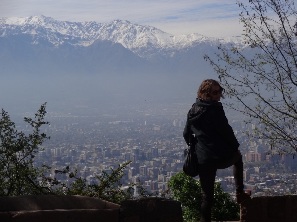 Karen Ranke vor Santiago de Chile Panorama, im Hintergrund ein großer Berg