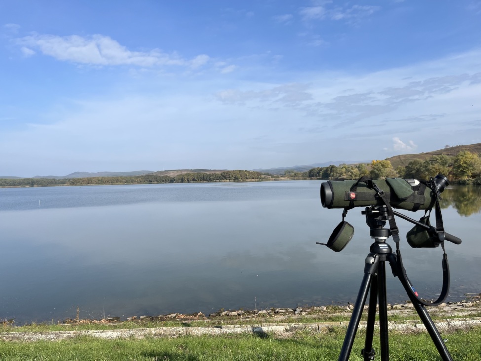 Eine Kamera steht vor einem Gewässer