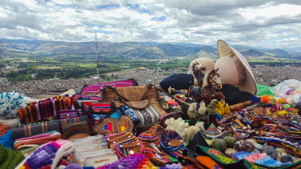 Blick über peruanische Landschaft, im Vordergrund peruanisch bunte Souvernirs