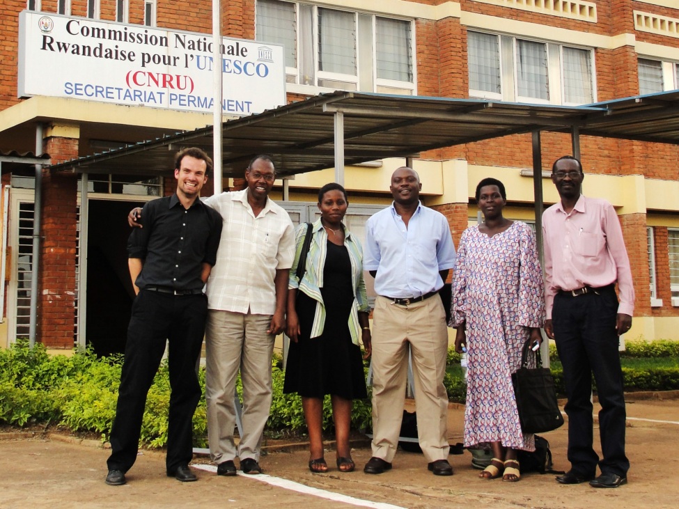 Linus Lüring mit Kolleg*innen vor der UNESCO-Nationalkommission in Kigali