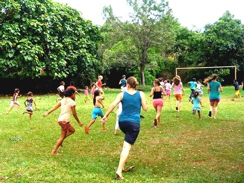 Lena mit Schülern beim Fußballspielen