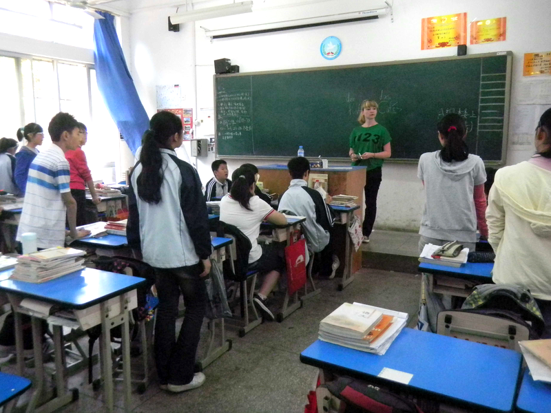 Helen Koepke im Klassenzimmer ihrer Klasse in Wuhan
