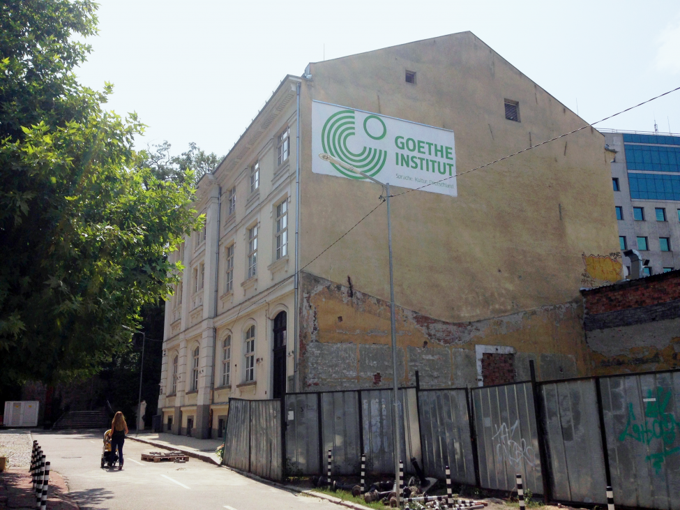 Straßenansicht  vom Goethe-Institut in Sofia. Mit weißer Schrift auf grünem Untergrund steht Goethe Institut auf dem Haus