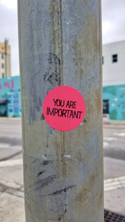 Aufkleber 'You are important' an einem Laternenpfahl