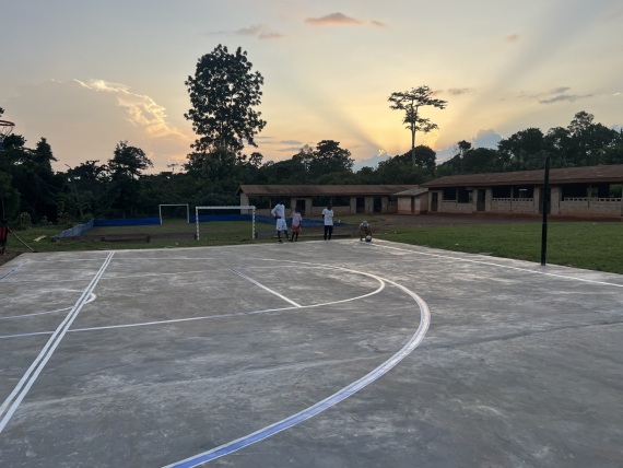 Ein Sportplatz bei Sonnenaufgang